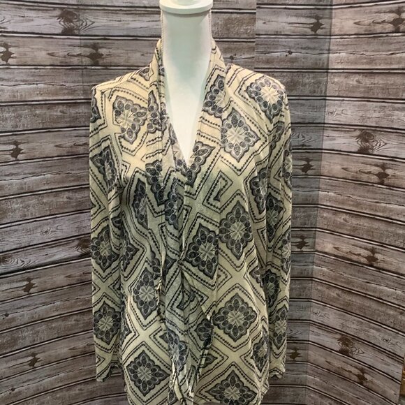 CHARLOTTE RUSSE Light Weight Cardigan Wrap - Picture 2 of 6